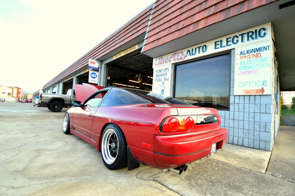 picture of shop and car